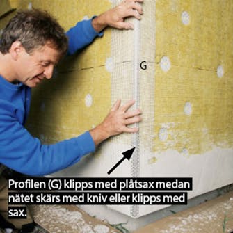 Isolera utvändigt: Hörnprofilerna trycks fast i grundputsbruk Isolera utvändigt: Hörnprofilerna trycks fast i grundputsbruk